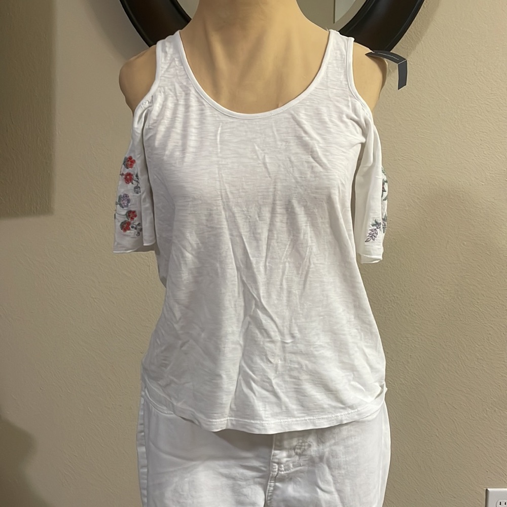 White cold/open shoulder blouse with embroidered flowers details